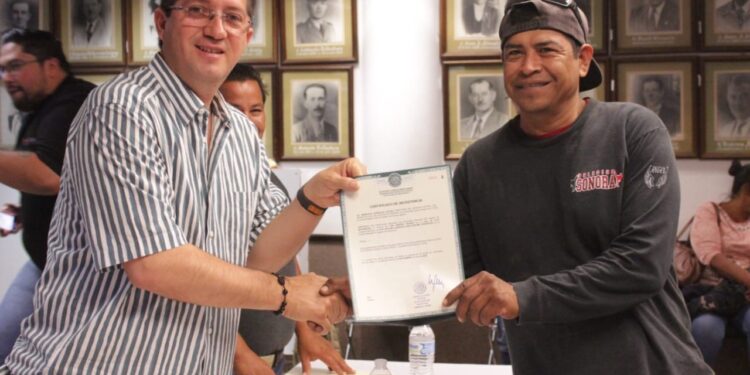 Reciben Navojoenses actas de nacimiento corregidas