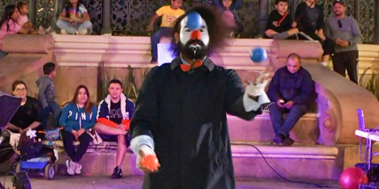 Disfrutan del espectáculo Remedios de un payaso en la Plaza Zaragoza