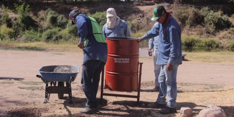 Coloca Servicios Públicos botes para la basura en el Río