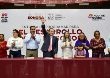 Entrega gobernador Alfonso Durazo más de dos mil tarjetas de apoyos de programas sociales