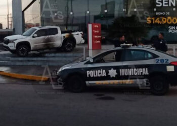 Arrojan bombas ‘molotov’ contra vehículos en exhibición