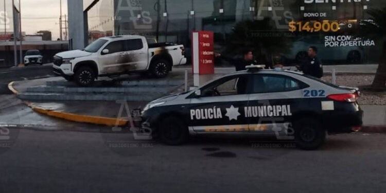 Arrojan bombas ‘molotov’ contra vehículos en exhibición