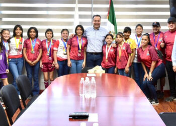 Apoya Toño Astiazarán a deportistas que representarán a Hermosillo en competencias