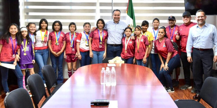 Apoya Toño Astiazarán a deportistas que representarán a Hermosillo en competencias