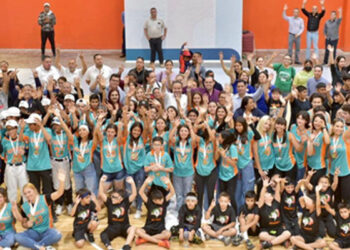 Rehabilita Toño Astiazarán la Unidad Deportiva “Gallo” Estrada, la segunda con duela de basquetbol