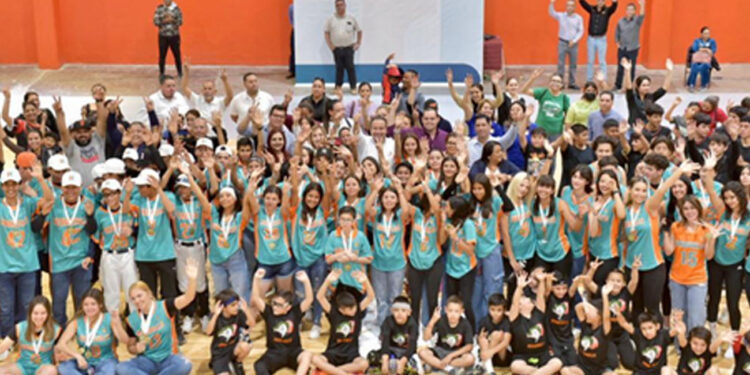 Rehabilita Toño Astiazarán la Unidad Deportiva “Gallo” Estrada, la segunda con duela de basquetbol