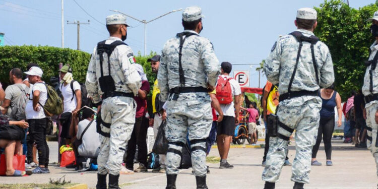 Guardia Nacional podrá vigilar al interior de estaciones del INM: Corte