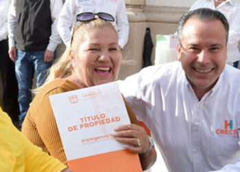 Entrega Toño Astiazarán títulos de propiedad a familias de 25 colonias