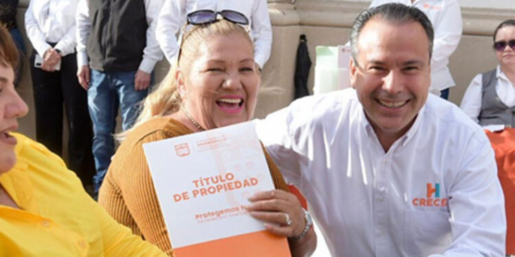 Entrega Toño Astiazarán títulos de propiedad a familias de 25 colonias