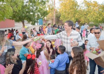 Festeja alcalde Jorge Elías a infantes de La Laguna, Tesia por el Día del Niño