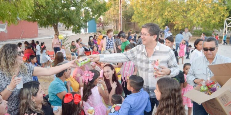 Festeja alcalde Jorge Elías a infantes de La Laguna, Tesia por el Día del Niño