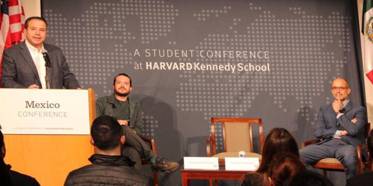 Participa Toño Astiazarán en un panel de conferencias en Harvard