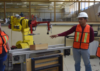 Estudiantes de la UTHermosillo diseñaron herramienta de robótica para la manipulación de objetos.