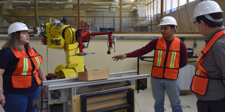 Estudiantes de la UTHermosillo diseñaron herramienta de robótica para la manipulación de objetos.