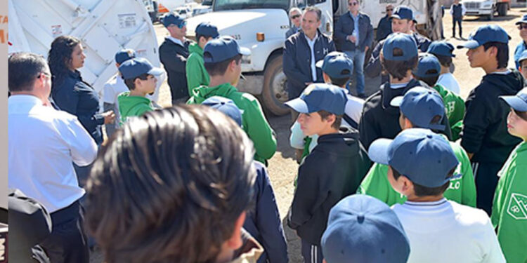 Muestra Toño Astiazarán instalaciones de Servicios Públicos a estudiantes