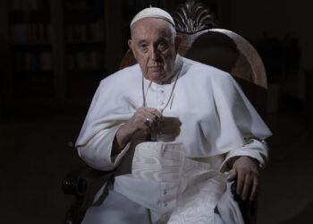 «Aún estoy vivo»: Papa Francisco es dado de alta en el hospital tras bronquitis