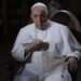 «Aún estoy vivo»: Papa Francisco es dado de alta en el hospital tras bronquitis