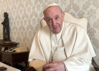 Reaparece el papa; dedica vigilia a denunciar los “vientos de la guerra”