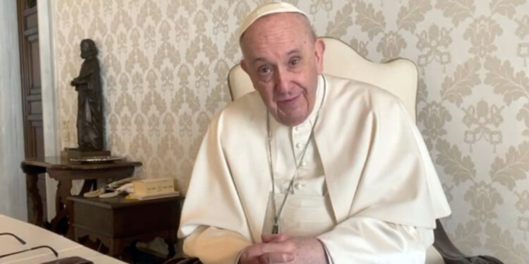 Reaparece el papa; dedica vigilia a denunciar los “vientos de la guerra”