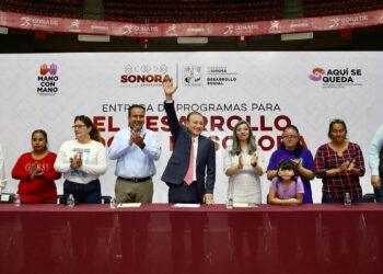 Entrega gobernador Alfonso Durazo más de dos mil tarjetas de apoyos de programas sociales
