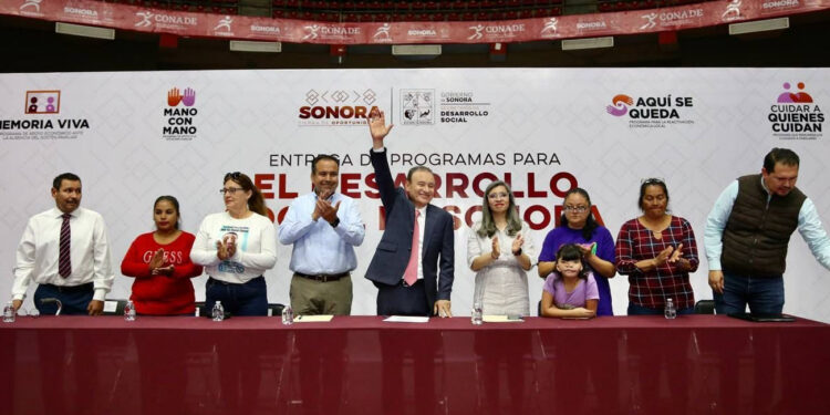 Entrega gobernador Alfonso Durazo más de dos mil tarjetas de apoyos de programas sociales