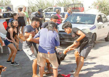 Comando irrumpe en balneario y mata a 7