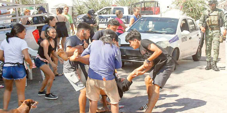 Comando irrumpe en balneario y mata a 7
