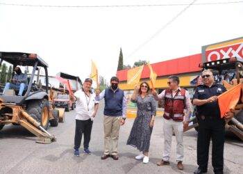 Da Alcalde banderazo para inicio de otra pavimentación