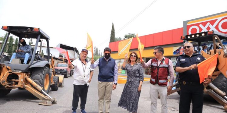 Da Alcalde banderazo para inicio de otra pavimentación