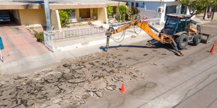 Continúa Ayuntamiento de Guaymas con obra de pavimentación para el beneficio de las familias