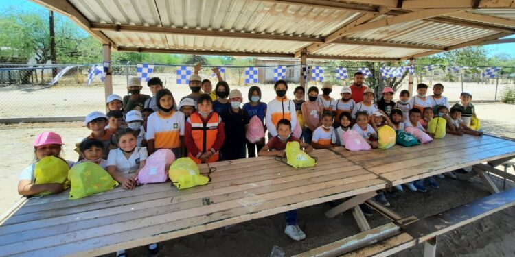 Entrega DIF Guaymas obsequios a niñas y niños del Valle de Guaymas
