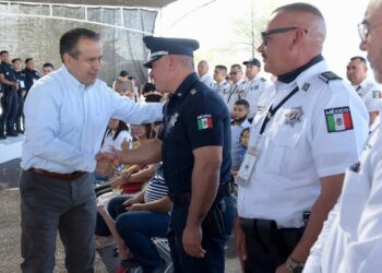 Recibe Toño Astiazarán a con 40 agentes policiacos municipales