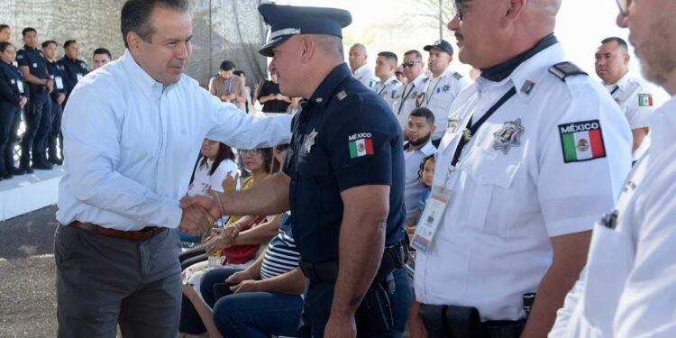 Recibe Toño Astiazarán a con 40 agentes policiacos municipales