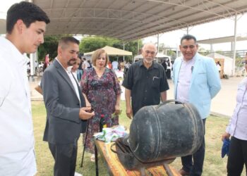 Alcalde Jesús Flores refrenda apoyos para jóvenes emprendedores.