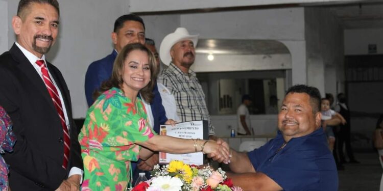 «Es un orgullo ser maestro»; Jesús Flores