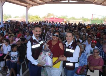 Cumple  Jesús Flores a familias de comunidades rurales