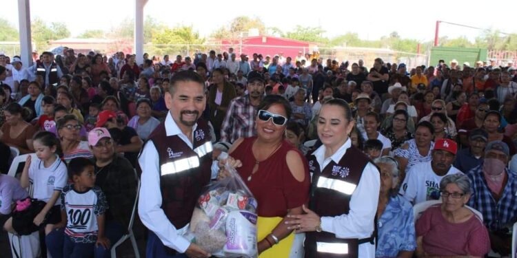 Cumple  Jesús Flores a familias de comunidades rurales
