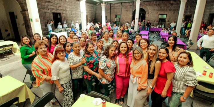 Festeja Doctora Karla Córdova González a mamás trabajadoras del Ayuntamiento de Guaymas
