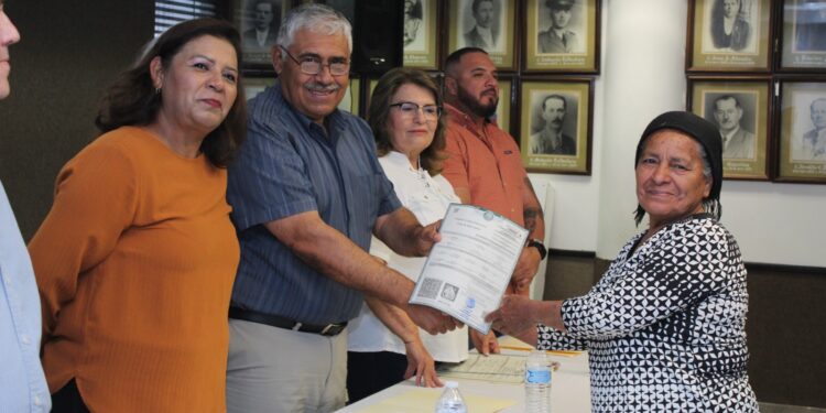 Entrega Ayuntamiento actas rectificadas a 45 Navojoenses