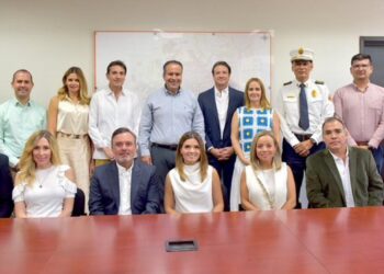 Toma protesta Toño Astiazarán a integrantes del Patronato de  Bomberos