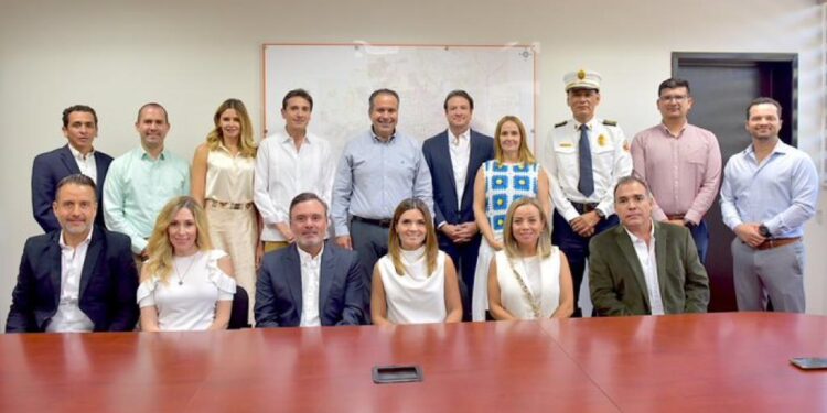 Toma protesta Toño Astiazarán a integrantes del Patronato de Bomberos