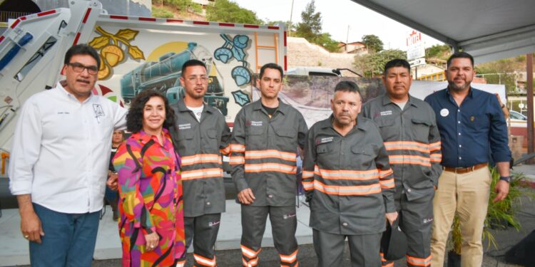 Entrega Alcalde siete camiones para la recolección de la basura