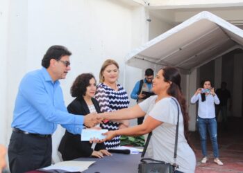 Preside Alcalde ceremonia de apoyo a 200 mujeres