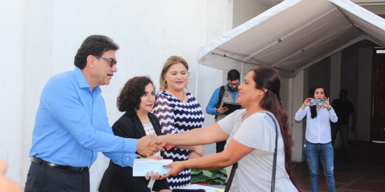 Preside Alcalde ceremonia de apoyo a 200 mujeres
