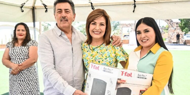 Festeja Gobierno Municipal a Mamás Cajemenses