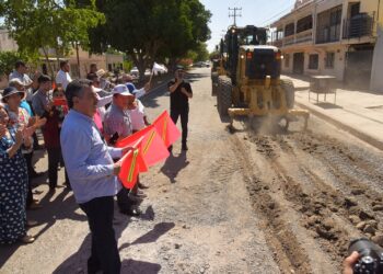 Da  Lamarque Cano Banderazo a pavimentación en calles Yaqui y Paseo Miravalle