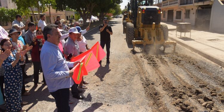 Da  Lamarque Cano Banderazo a pavimentación en calles Yaqui y Paseo Miravalle