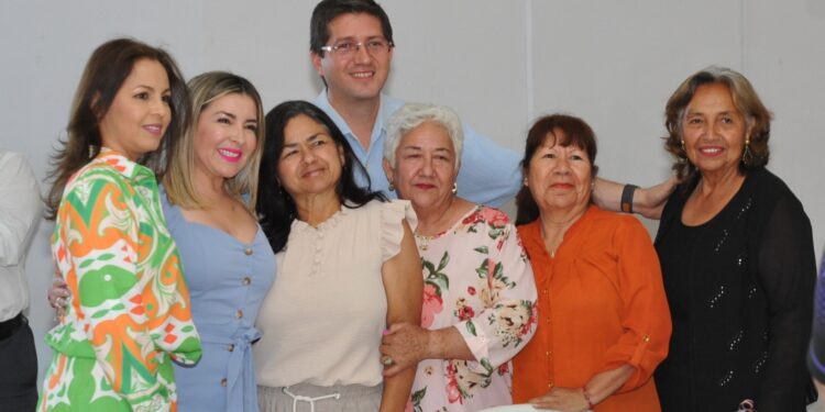 La labor de la mujer es indispensable para el desarrollo de Navojoa: Elías Retes
