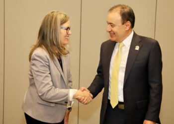 Promueve gobernador Alfonso Durazo Plan Sonora en Arizona; se reúne con la gobernadora Katie Hobbs