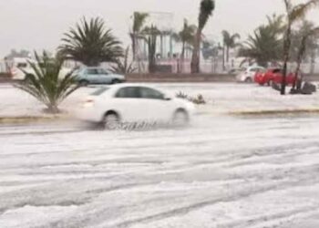 Granizada tiñe de blanco la México-Pachuca y colapsa techo de primaria